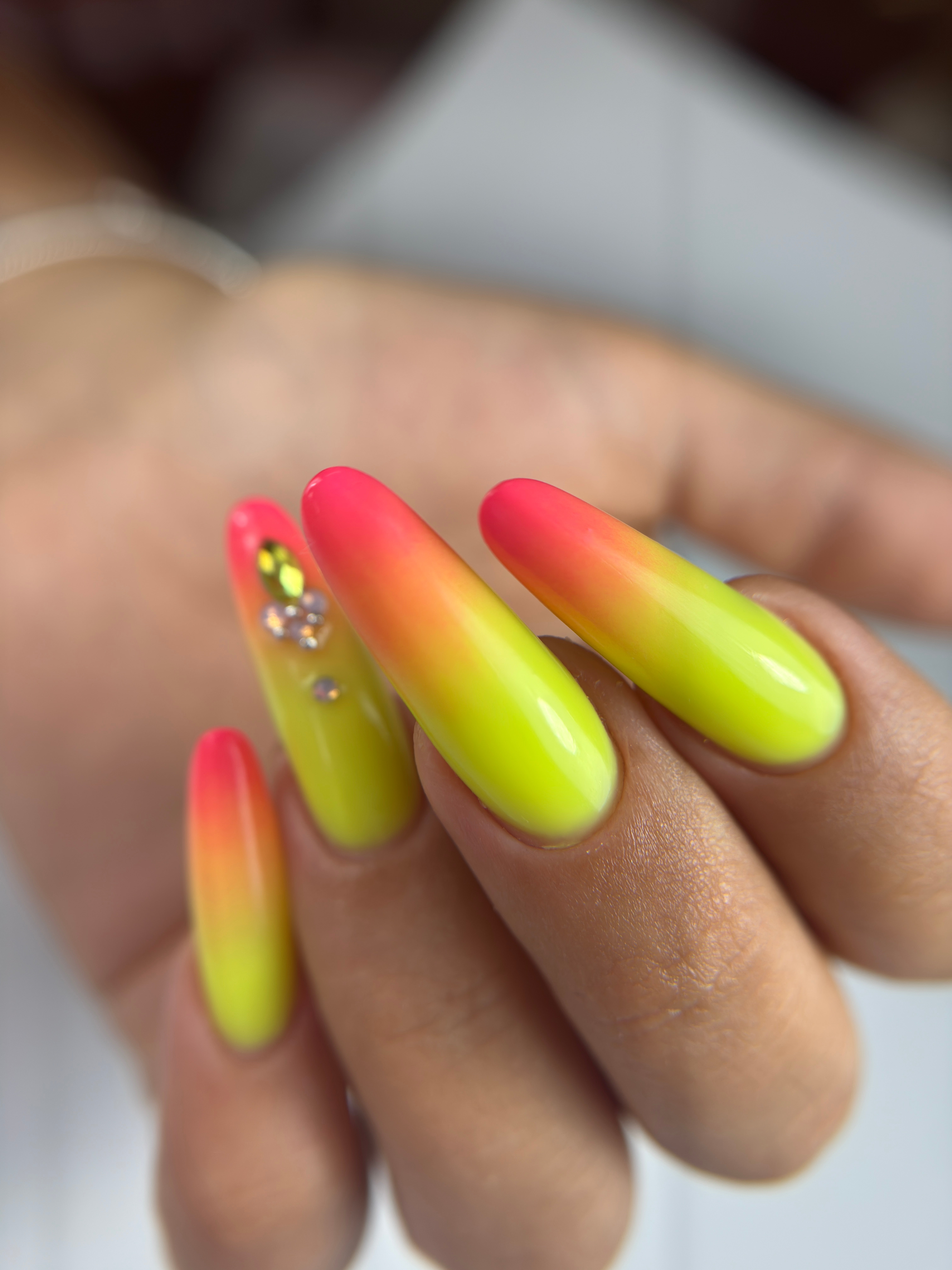 Mandorla lunga con sfumatura fluo gialla e rosa