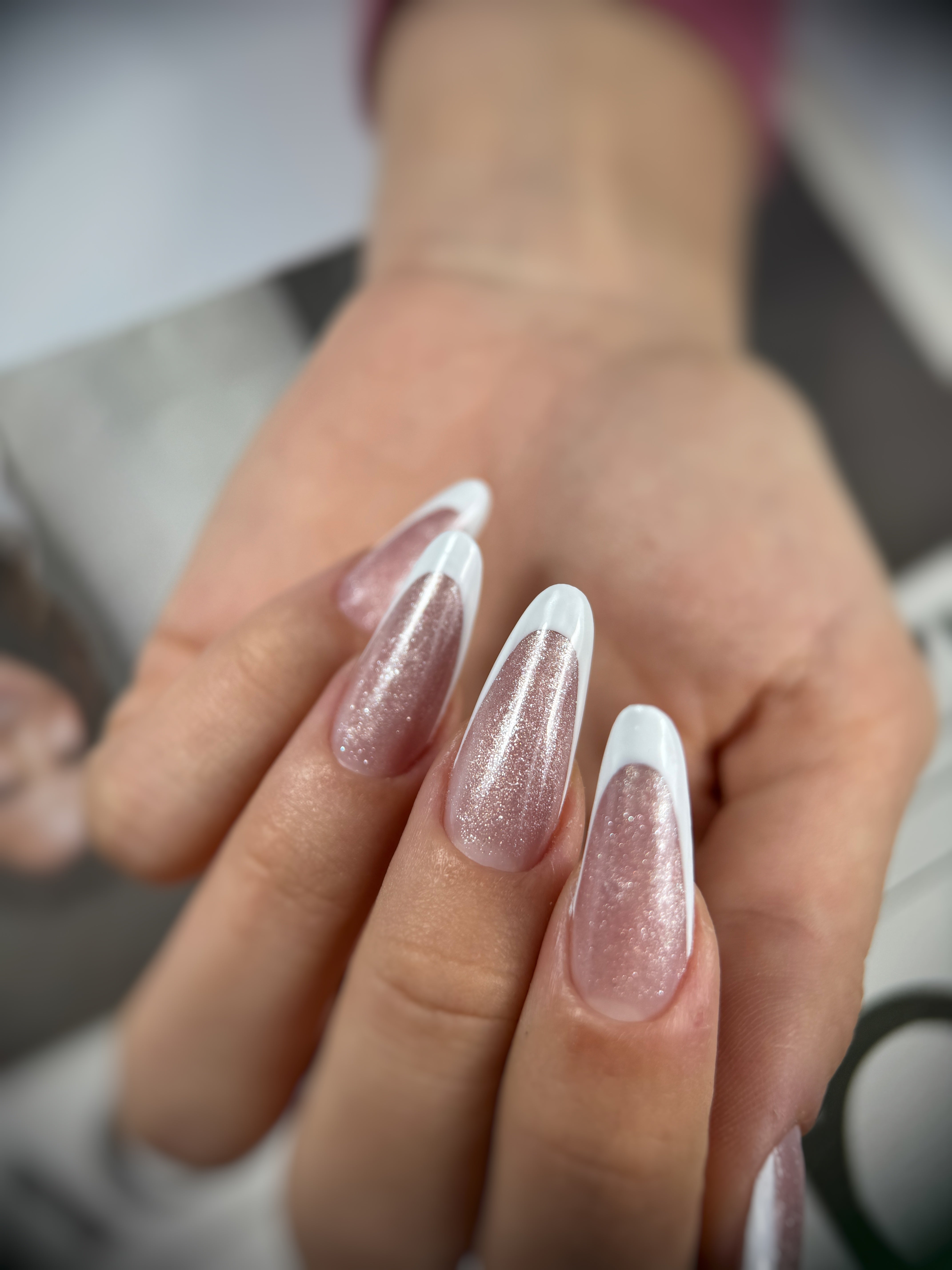 Mandorla con base rosa luminosa e French bianca